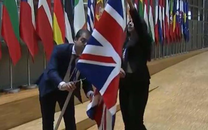 Υποστολή της βρετανικής σημαίας στο κτίριο του Ευρωπαϊκού Συμβουλίου (βίντεο)