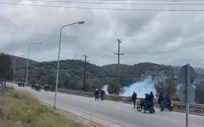 Επεισόδια με φωτιές και χημικά σε πορεία μεταναστών στη Λέσβο