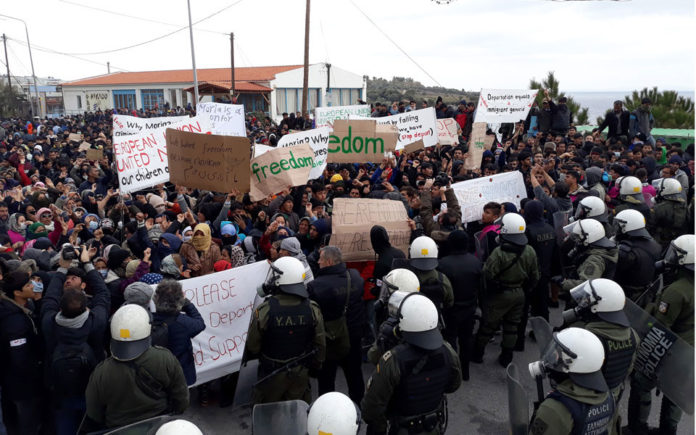 Επεισόδια σε πορεία μεταναστών στη Λέσβο - Ενταση στο χωριό της Μόριας