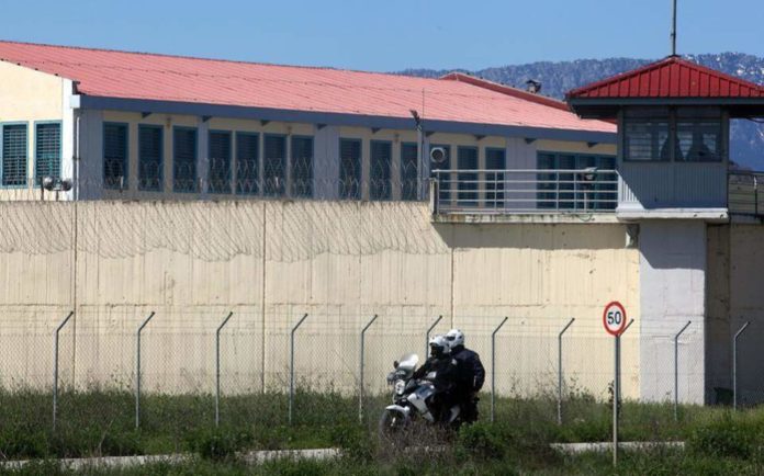 Εριξαν με drone κινητά τηλέφωνα στις φυλακές Τρικάλων