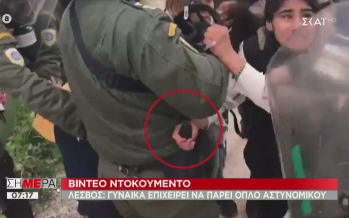 Γυναίκα προσπάθησε να πάρει το όπλο αστυνομικού στα επεισόδια της Μόριας
