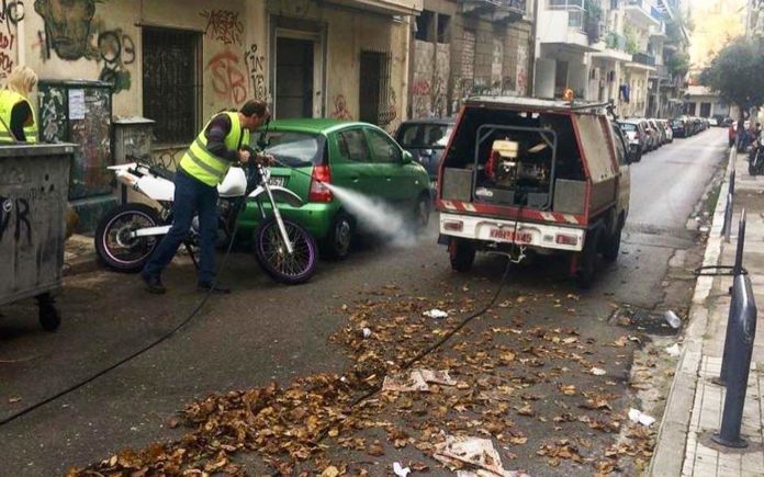 Καθαρισμός πλατειών σε Εξάρχεια και Κολωνάκι