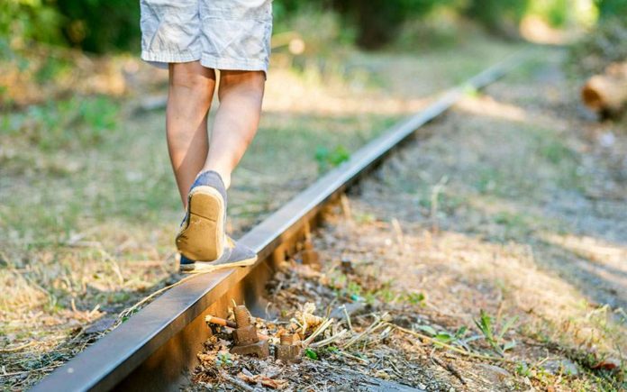 Μαθαίνουν πότε να περνούν τις γραμμές του τρένου