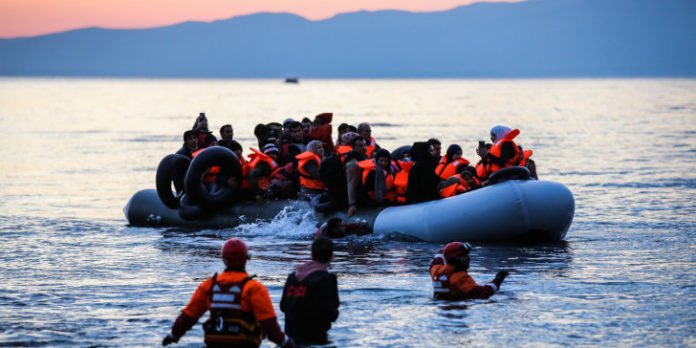 Βαρίδι για την κυβέρνηση το προσφυγικό - μεταναστευτικό : Σύγκρουση για τα πλωτά φράγματα