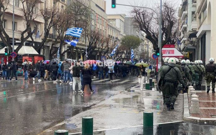 Ενταση σε δύο πορείες υπέρ και κατά των μεταναστών στη Θεσσαλονίκη (βίντεο)