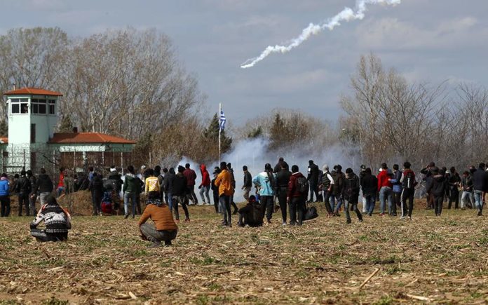 Εβρος: Ενταση στα σύνορα - Νέα βίντεο με Τούρκους να ρίχνουν χημικά και δακρυγόνα