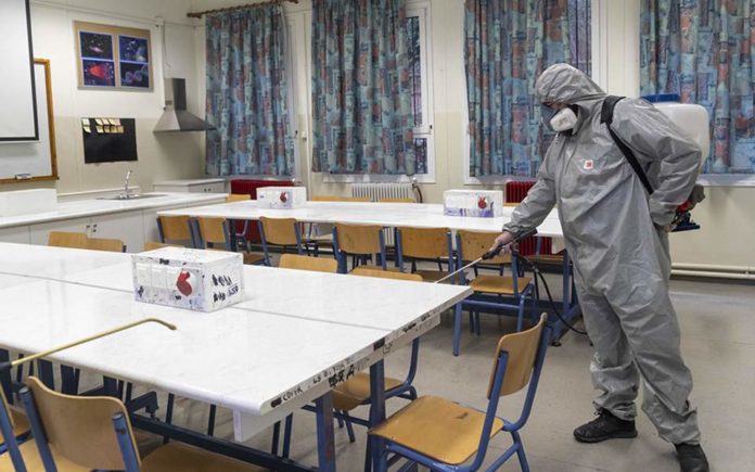 Κορωνοϊός: Κλειστά δεκάδες σχολεία σε όλη τη χώρα από τη Δευτέρα