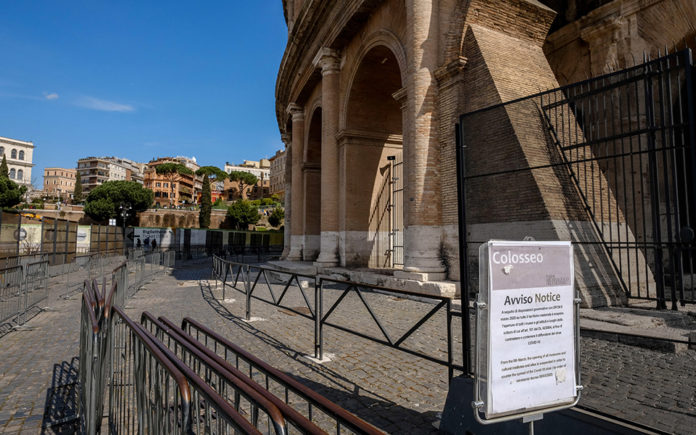 Σουρεαλιστικές εικόνες από τα έρημα ιταλικά αξιοθέατα (φωτογραφίες)