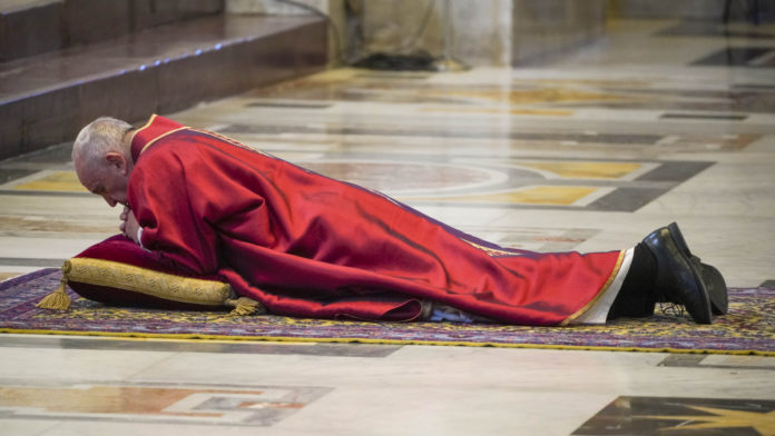 francis_praying_on_the_floor_ap_20101579813771