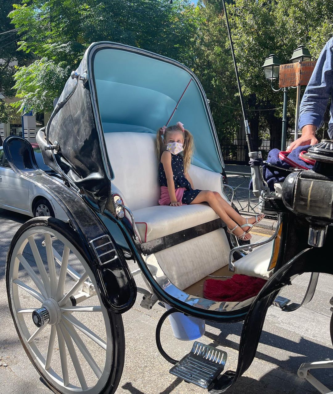 Ελένη Μενεγάκη: Κάνει αμαξάδα στην Κηφισιά με τη μικρή Μαρίνα - Pieria News