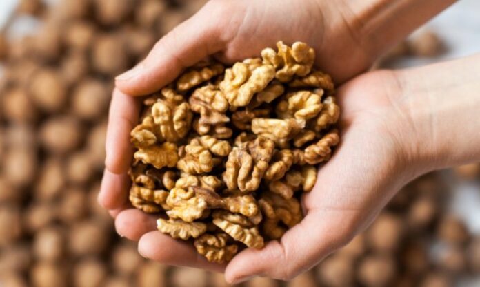 handful-of-walnuts-kernels-picture-id478097270-768x460
