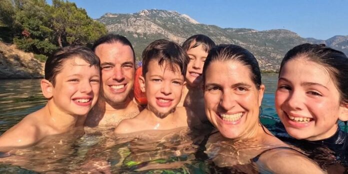 oikogeneia-taxidi-diakopes-mpanio