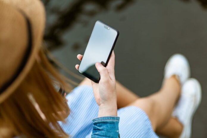 lady with mobile