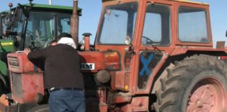 Άγνωστοι στο μπλόκο της Νίκαιας βανδάλισαν τα τρακτέρ αγροτών που συμμετείχαν στη συνάντηση του Μαξίμου