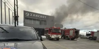 Σπάτα: Μεγάλη φωτιά σε αποθήκη εταιρείας αθλητικών ειδών