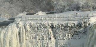 Πάγωσαν οι καταρράκτες του Νιαγάρα στην καναδική πλευρά