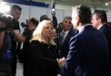 Η Άννα Μάνη-Παπαδημητρίου υποδέχθηκε τον Κυριάκο Μητσοτάκη στην κάλπη όπου ψήφισε για τη νέα Πολιτική Επιτροπή της Νέας Δημοκρατίας