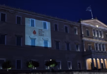 Φωταγωγήθηκε με μια κόκκινη σταγόνα η Βουλή για την Παγκόσμια Ημέρα Εθελοντή Αιμοδότη