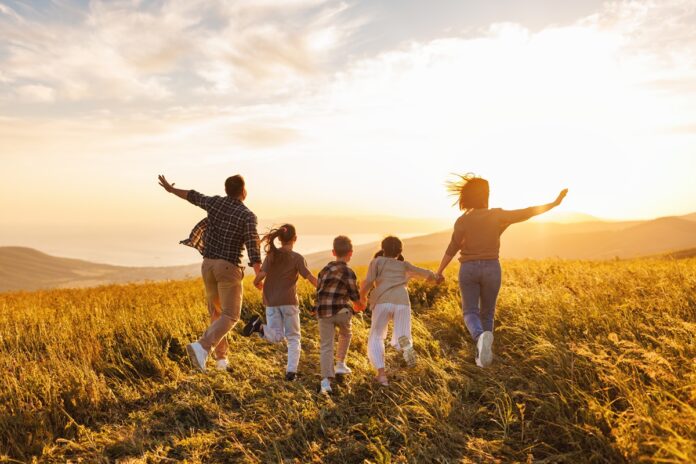 Happy,Large,Family:,Mother,,Father,,Children,Son,And,Daughters,Running