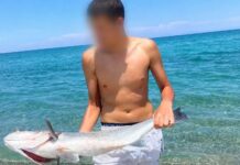 17χρονος Λαρισαίος έβγαλε με τα χέρια του 7,5 κιλά λαβράκι στους Νέους Πόρους