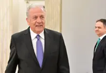 Ένταλμα σύλληψης για Αβραμόπουλο – Τι απαντά ο πρώην Επίτροπος