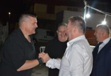 Λάρισα: Με τον Γιάννη Καψάλη στο τραγούδι και τον Βασίλη Κόκκαλη στον χορό – Το στιγμιότυπο που κέρδισε το χειροκρότημα στο Δαμάσι (φωτο)