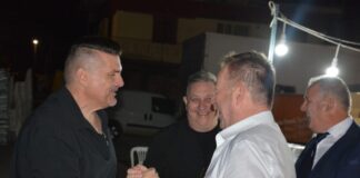 Λάρισα: Με τον Γιάννη Καψάλη στο τραγούδι και τον Βασίλη Κόκκαλη στον χορό – Το στιγμιότυπο που κέρδισε το χειροκρότημα στο Δαμάσι (φωτο)