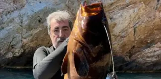 Αγκαλιά με… ροφό 14 κιλών ο Πολάκης στέλνει μήνυμα στον Τσίπρα: «Εμείς δεν ψαρεύουμε σε θολά νερά»