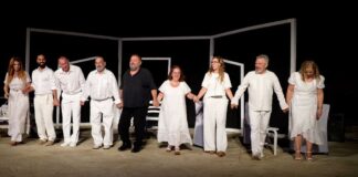 “Τα τέσσερα πόδια του τραπεζιού”: Μια κωμωδία για την απληστία, την οικογένεια και τις ψευδαισθήσεις»