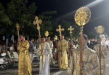 Πλαταμώνας: Λαοθάλασσα στη λιτανεία του Επιταφίου της Παναγίας – Ύμνοι και στα σερβικά (φωτο, video)
