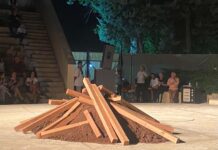 «ΣΑΡΜΑΝΤΖΑ»: Όσα θάβουμε, όσα δεν τολμάμε να πούμε και η λύτρωση που έρχεται μέσα από την αλήθεια