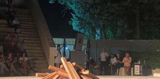 «ΣΑΡΜΑΝΤΖΑ»: Όσα θάβουμε, όσα δεν τολμάμε να πούμε και η λύτρωση που έρχεται μέσα από την αλήθεια