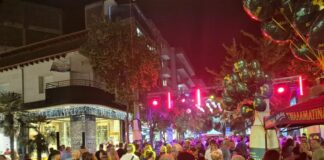 «Πλημμύρισε» από φως, ρυθμό και κόσμο η Κατερίνη: Απόλυτη επιτυχία για τη 2η Λευκή Νύχτα!