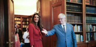 Στην Αθήνα η Αμάλ Κλούνεϊ – Η συνάντηση με τον Κ. Τασούλα και το δείπνο στο Μουσείο της Ακρόπολης