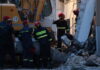 Ώρες αγωνίας στα χαλάσματα του κτιρίου στην Πλάκα: Νεκρή μία γυναίκα, συνεχίζονται οι έρευνες για 5 αγνοούμενους