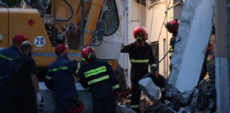 Ώρες αγωνίας στα χαλάσματα του κτιρίου στην Πλάκα: Νεκρή μία γυναίκα, συνεχίζονται οι έρευνες για 5 αγνοούμενους